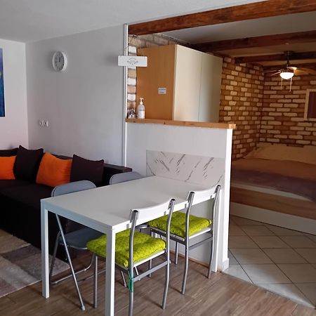 Studio Apartman Dezire บูเย ภายนอก รูปภาพ